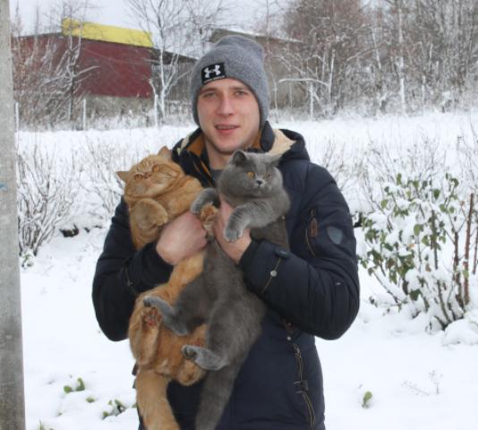 Хозяин с двумя котами на руках